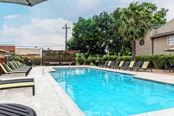 Pool with grilling area 